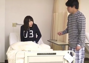 คนไข้สาวนั่งติวหีในโรงพยาบาล หนุ่มข้างเตียงสงสารเลยช่วยเย็ดหี